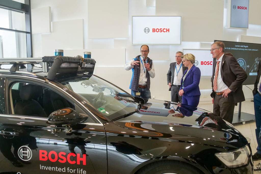Bosch | Renningen Malmsheim - Higthtech am Waldesrand: Kreisbesuch der Ministerin für Wirtschaft, Arbeit und Tourismus des Landes Baden-Württemberg Nicole Hoffmeister-Kraut bei Bosch in Renningen. Auch Dabei : Thomas Kropf , Chef der Bosch Research Zentrum , und Landrat Roland Bernhard - Realisiert mit Pictrs.com