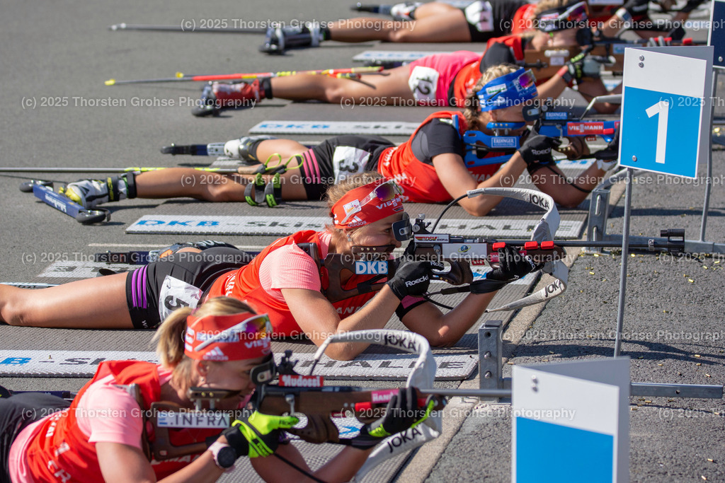 Deutsche Meisterschaften Biathlon 2018 | Deutsche Meisterschaften Biathlon 2018, Massenstart Frauen am 15.09.2018 in der DKB SKI ARENA in Oberhof, (Deutschland)

Bild: Denise Herrmann vom WSV Erzgebirge Oberwiesenthal / BwFb (1), Luise Kummer vom SV Frankenhain / BwO (5),  Franziska Preuss vom SC Haag / Zoll (3)
 - Realisiert mit Pictrs.com