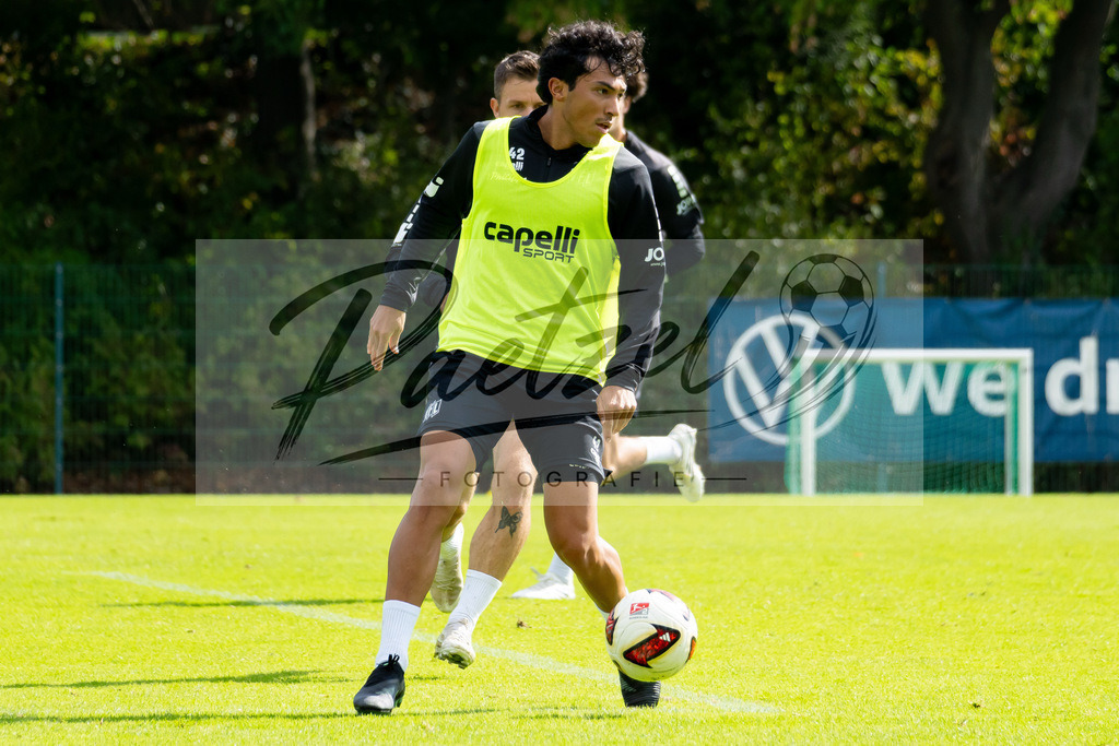20260909_TRAOSN_0153 | Fußball, Herren: Jonathan Gomez (VfL Osnabrück) in Aktion, am Ball, Einzelaktion beim Training des VfL Osnabrück am 09.09.2026 im Sportpark Illoshöhe in Osnabrück, Deutschland.(Foto von Nico Paetzel) - Realisiert mit Pictrs.com