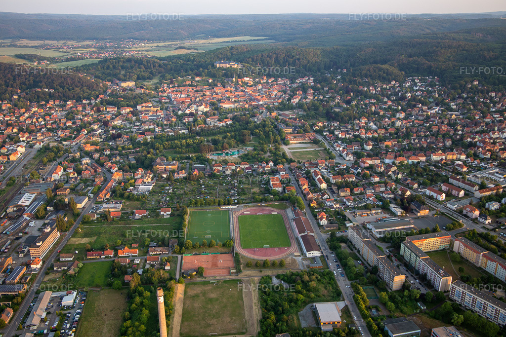 Luftbild: Ortsansicht von Westen in Blankenburg im Bundesland Sachsen-Anhalt in Deutschland. – Foto: IMG_136574.jpg vom 17.06.2023 durch Werner Riehm/FLY-FOTO.de – Auflösung des Originals: 5472 x 3648 px – Blankenburg