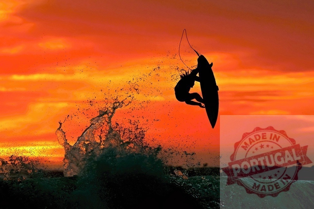 Surfer performing trick during amazing orange sunset | Silhouette of surfer making a trick in the air during a spectacular orange sunset - Realisiert mit Pictrs.com