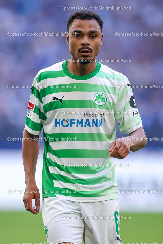 Schalke26102402164 | 26.10.2024, Fußball, FC Schalke 04 - SpVgg Greuther Fürth, 2. Fußball Bundesliga, Veltins-Arena Gelsenkirchen, Saison 2024 2025: Sacha Banse (Greuther Fürth #6)DFB regulations prohibit any use of photographs as image sequences and or quasi-video.