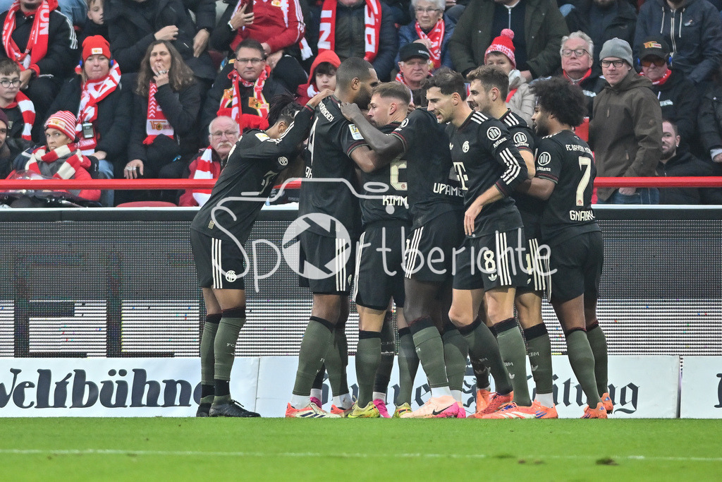 1. FC Union Berlin - FC Bayern München | Berlin, DEUTSCHLAND - 8. NOVEMBER: Jubel der Bayern nach dem Treffer zum 1-1 durch Luis DIAZ (FC Bayern Munich 14) / Tor / Torschuetze / Freude / Happy während dem Bundesligamatch zwischen dem 1. FC Union Berlin und dem FC Bayern München am 10. Spieltag im Stadion an der alten Försterei am 8. November 2025 in Berlin, Germany / DFL REGULATIONS PROHIBIT ANY USE OF PHOTOGRAPHS AS IMAGE SEQUENCES AND/OR QUASI-VIDEO