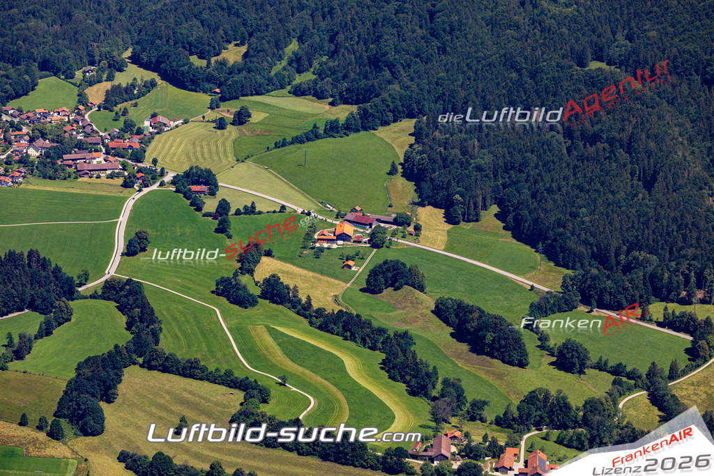 Aktuelles Luftbild von Oberenzenau Bad Heilbrunn - Die Luftaufnahme wurde 2022 mittels UL-Flugzeug erstellt ( keine Drohne ) - hochauflösende Kamera-Systeme von  Canon -Beste Qualität - Für grossformatige Ausdrucke geeignet. Die Geschenkidee !