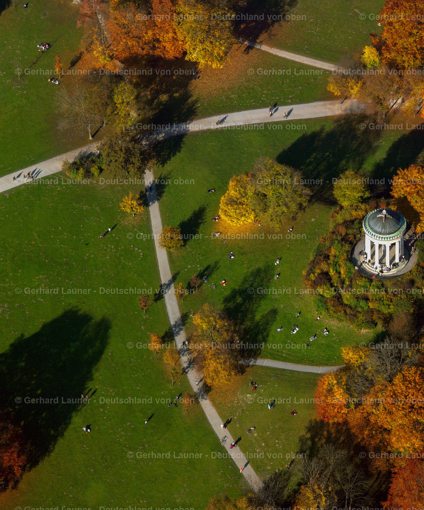 9300063 | Englischer Garten mit Monopterus im Herbst in München. Der etwa 16 Meter hohe Rundtempel (Monopterus) im klassizistisch-griechischen Stil wurde nach einem Entwurf von Leo von Klenze aus Kelheimer Kalkstein errichtet.