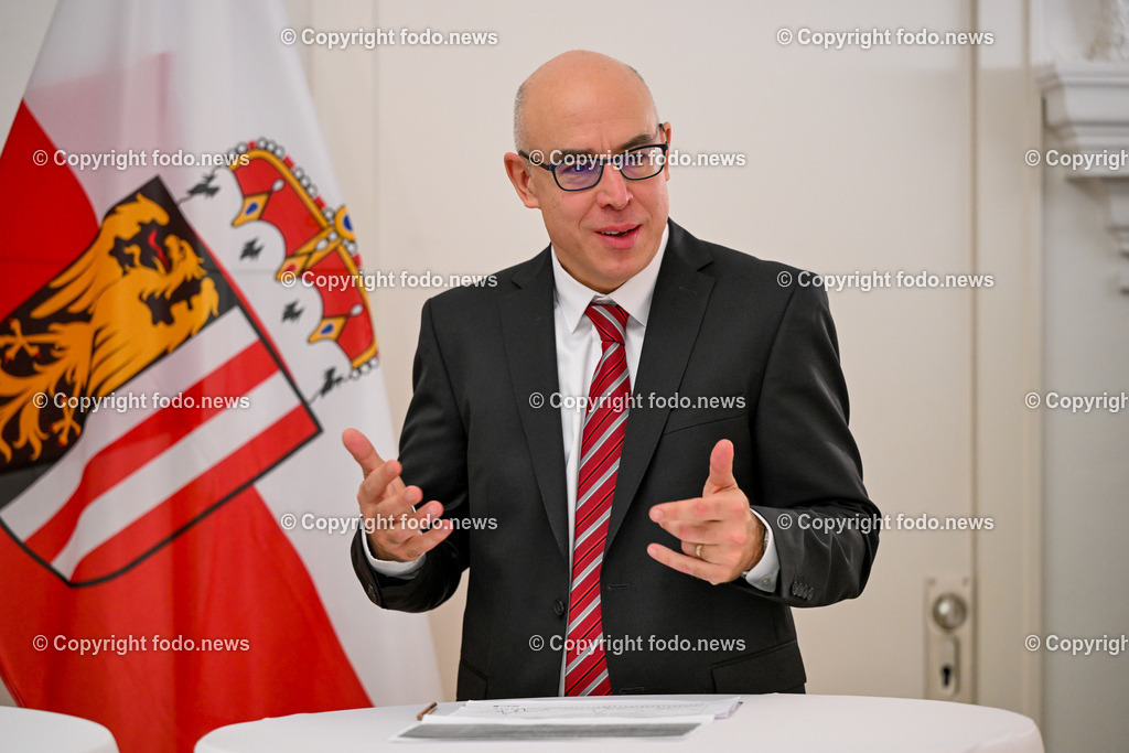 Pressekonferenz Land Ooe_ Stabilitaet der Lieferketten im Fokus_ 22.01.2024-35 | 22.01.2024, Linz, AUT, Pressekonferenz Land Ooe, Stabilitaet der Lieferketten im Fokus – aktuelle Analysen und Forschungsergebnisse und kuenftige Schwerpunkte im Bild Gabriel Felbermayr (Direktor Oesterreichisches Institut fuer Wirtschaftsforschung (WIFO) und Vizepraesident Supply Chain Intelligence Institute Austria (ASCII))