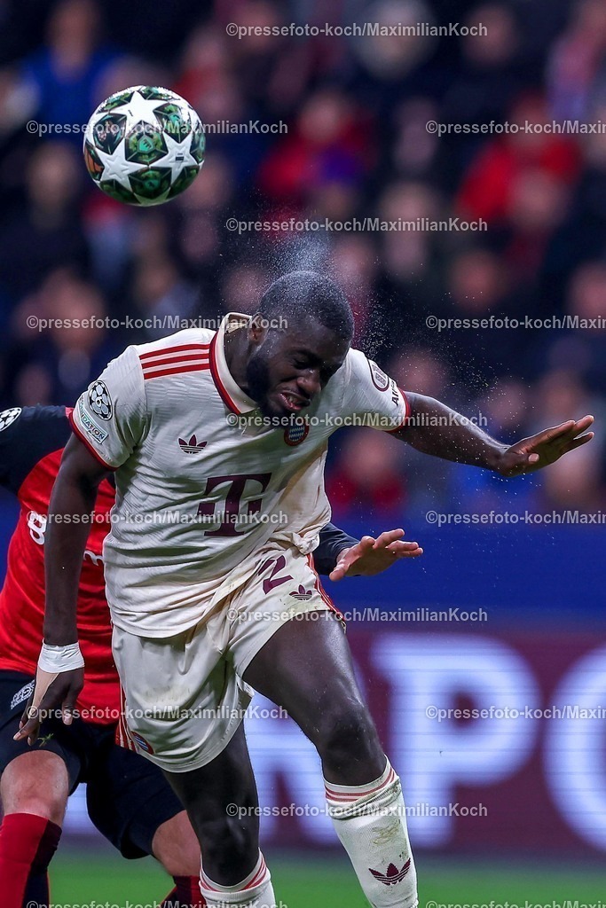 UCL11032502350 | 11.03.2025, Fußball, UEFA Champions League, Bayer 04 Leverkusen - FC Bayern München, Achtelfinale Rückspiel, BayArena, Saison 2024 2025: Dayot Upamecano (FC Bayern #2) Kopfball Kopfballduell gegen Patrik Schick (Bayer04 Leverkusen #14)DFB regulations prohibit any use of photographs as image sequences and or quasi-video.