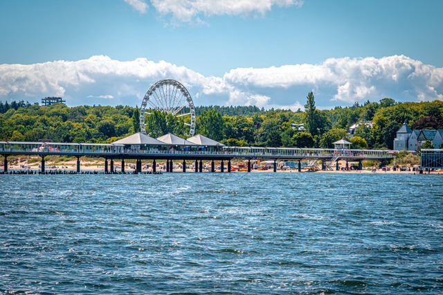 2026-08-08_12-41-35_880 | Riesenrad an der Küste, umgeben von Bäumen und Promenade im weiten Blick aufs Meer, Heringsdorf, Usedom, Mecklenburg-Vorpommern, Deutschland - Realisiert mit Pictrs.com