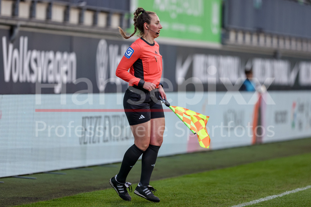 Fussball, Google Pixel Frauen-Bundesliga, VfL Wolfsburg - SGS Essen | v.li.: Schiedsrichter-Assistentin Sabrina Sickl, DIE DFB-RICHTLINIEN UNTERSAGEN JEGLICHE NUTZUNG VON FOTOS ALS SEQUENZBILDER UND/ODER VIDEOÄHNLICHE FOTOSTRECKEN. DFB REGULATIONS PROHIBIT ANY USE OF PHOTOGRAPHS AS IMAGE SEQUENCES AND/OR QUASI-VIDEO.