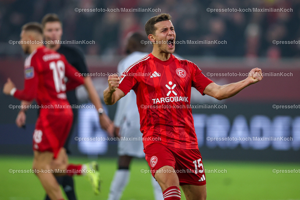 Due09112401072 | 09.11.2024, Fußball, Fortuna Düsseldorf - SC Paderborn 07, 2. Bundesliga, Merkur Spiel-Arena, Saison 2024 2025: Torjubel nach dem 1:0 für Düsseldorf nach EIgentor von Felix Götze (Paderborn #20). Tim Oberdorf (Fortuna Düsseldorf #15) steht erleichtert jubelnd auf dem SpielfeldDFB regulations prohibit any use of photographs as image sequences and or quasi-video.