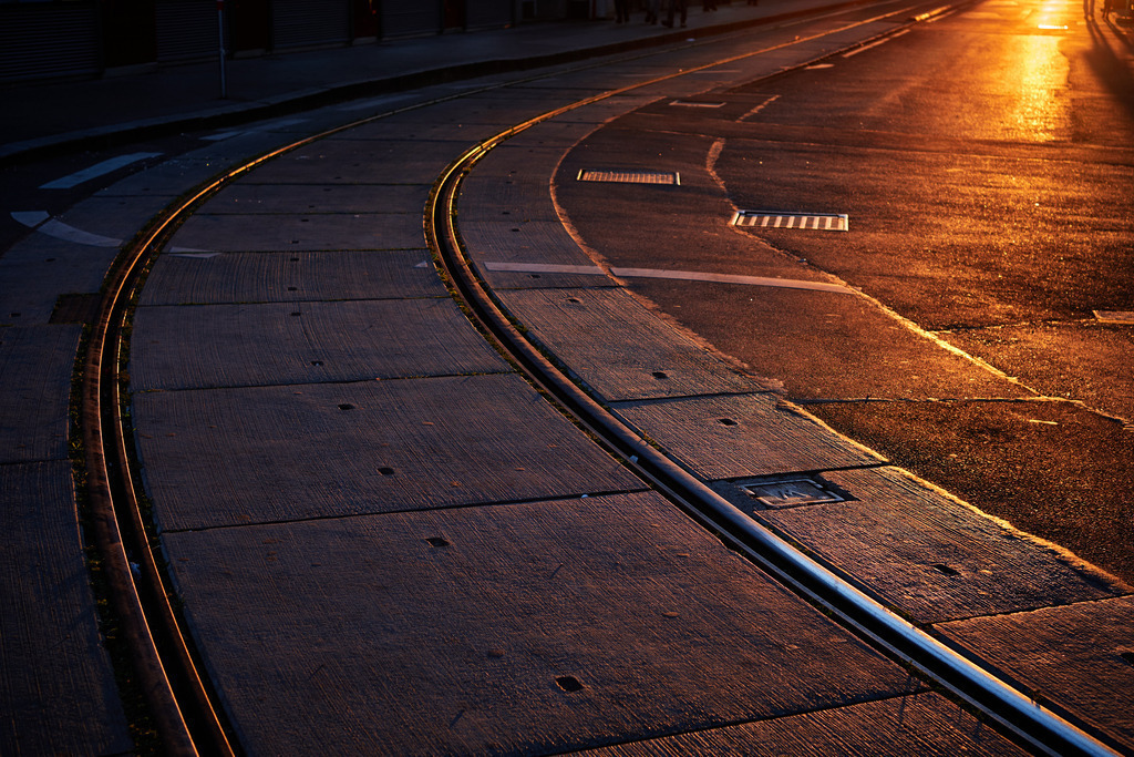 Strassenbahnschienen im Abendlicht | Wien, Austria - September 08, 2021:  - Realisiert mit Pictrs.com