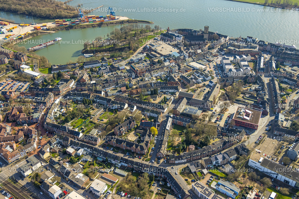 Emmerich240313121 | Luftbild, Rheinpromenade mit Ausflugsschiff und Innenstadtansicht City Wohngebiet, Neubau vivAtrium Emmerich, kath. Kirche St. Aldegundis, Städtische Gesamtschule Emmerich am Rhein, hinten der Containerhafen Emmerich und Rhein-Waal-Terminal, Emmerich, Emmerich am Rhein, Nordrhein-Westfalen, Deutschland