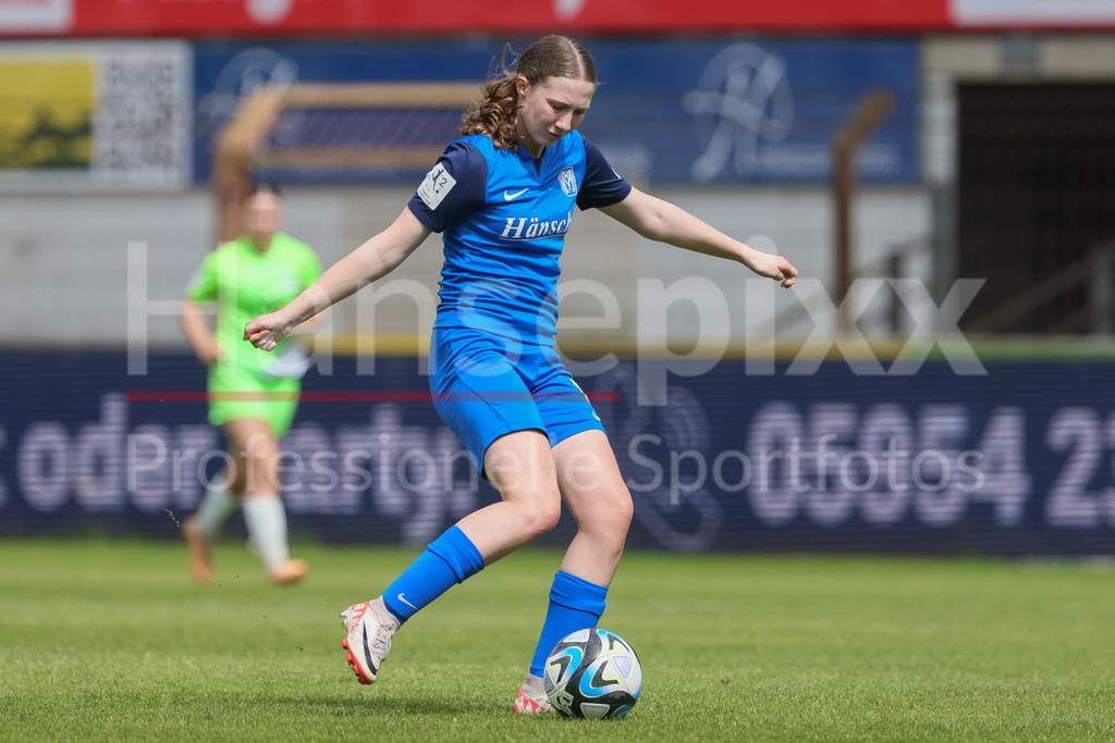 Fussball, 2. Frauen-Bundesliga, SV Meppen - VfL Wolfsburg II | v.li.: Laura Bröring (SV Meppen, 6) am Ball, Einzelbild, Ganzkörper, Aktion, Action, Spielszene, DIE DFB-RICHTLINIEN UNTERSAGEN JEGLICHE NUTZUNG VON FOTOS ALS SEQUENZBILDER UND/ODER VIDEOÄHNLICHE FOTOSTRECKEN. DFB REGULATIONS PROHIBIT ANY USE OF PHOTOGRAPHS AS IMAGE SEQUENCES AND/OR QUASI-VIDEO.