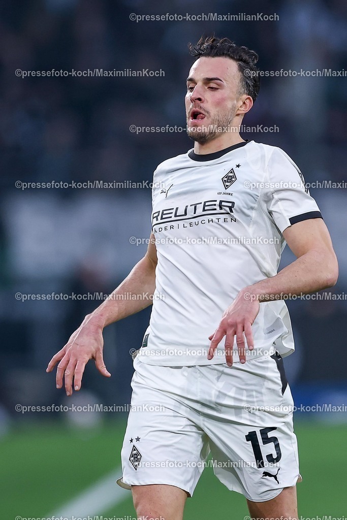 BMG13122502053 | 13.12.2025, Fußball, Borussia Mönchengladbach - VfL Wolfsburg, 1. Fußball Bundesliga, 14.Spieltag, Borussia-Park, Saison 2025 2026: Moritz Jenz (VfL Wolfsburg #15) reagiert Enttäuscht  DFB regulations prohibit any use of photographs as image sequences and or quasi-video.