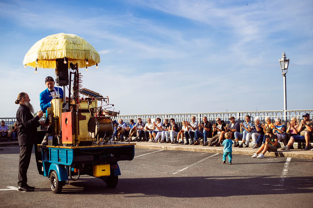 Universal Druckluft Orchester | Das Universal Druckluft Orchester mit Peter Till am Forte Belvedere Leisnig zum Festival Hallo Leisnig 2022. - Realisiert mit Pictrs.com