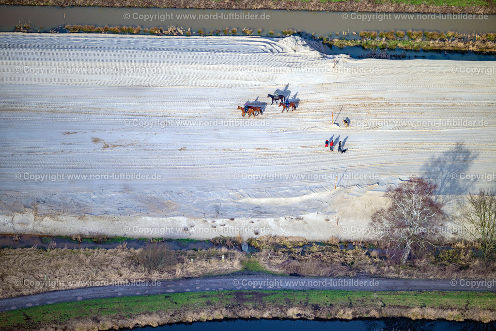 Autobahn_A26_Bauselle_Sandpolster_Neu_Wulmstorf_Reiter_ELS_3764040223 | NEU WULMSTORF 04.02.2023 Autobahn- Baustellen entlang der Trasse und des Streckenverlaufes " A26 " in Neu Wulmstorf und drei Ausflugs Reitern im Bundesland Hamburg, Deutschland. Weiterführende Informationen bei: Die Autobahn GmbH des Bundes Niederlassung Nord. // Motorway construction sites along the route and the route "A26" in Neu Wulmstorf and three excursion riders in the state of Hamburg, Germany. Further information at: Die Autobahn GmbH des Bundes Niederlassung Nord. Foto: Martin Elsen