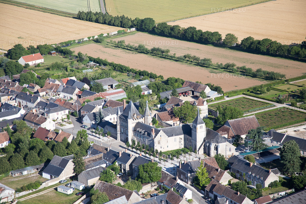 Vue aérienne: Vue de la ville à Talcy dans le département Loir et Cher, France. Photo: IMG_082180.jpg prise le 20/06/2015 par Werner Riehm/FLY-FOTO.eu – Résolution de l'original: 5472 x 3648 px