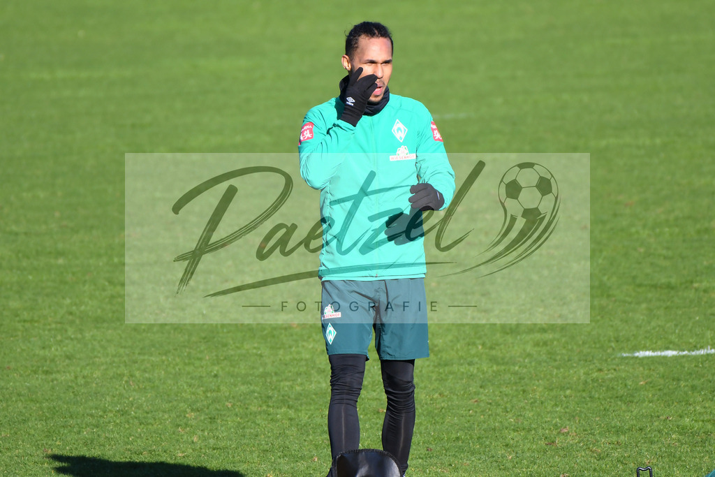 20200205_TRASVW_0100 | Fußball, Herren: Theodor Gebre Selassie (SV Werder Bremen)&nbsp; schaut waehrend der Trainingseinheit des SV Werder Bremen im Wohninvest Weserstadion am 05.02.2020 in Bremen, Deutschland. - Realisiert mit Pictrs.com