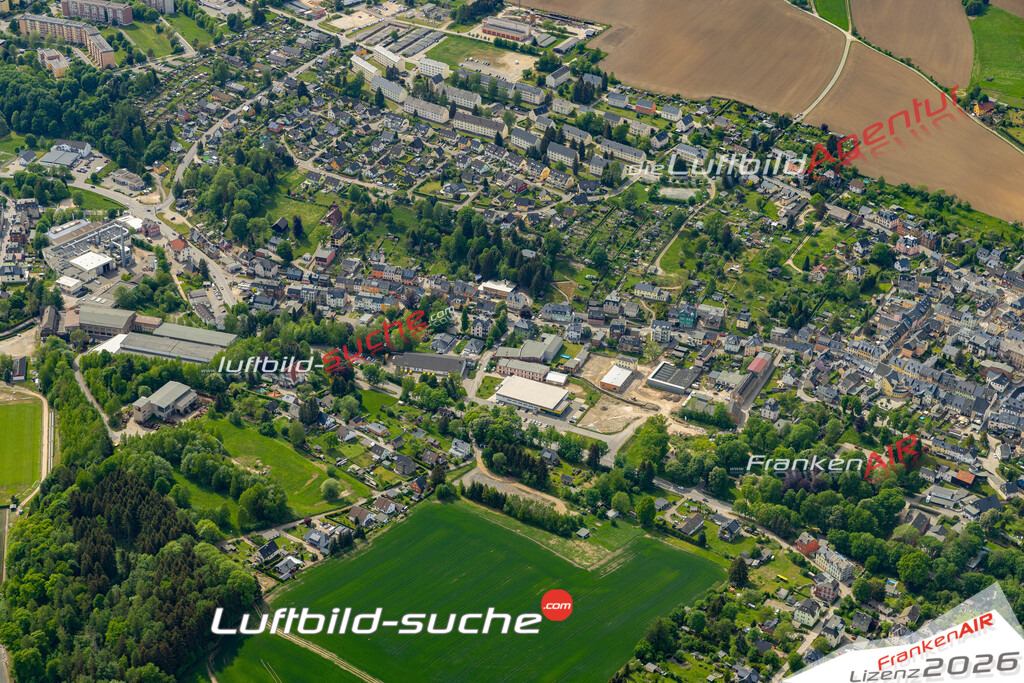 Die Luftaufnahme Niederlößnitz - Lößnitz wurde 2022 vom Flugzeug aus (keine Drohne) erstellt. Hohe Auflösung -für große Poster und Wandbilder geeignet - Garantiert!