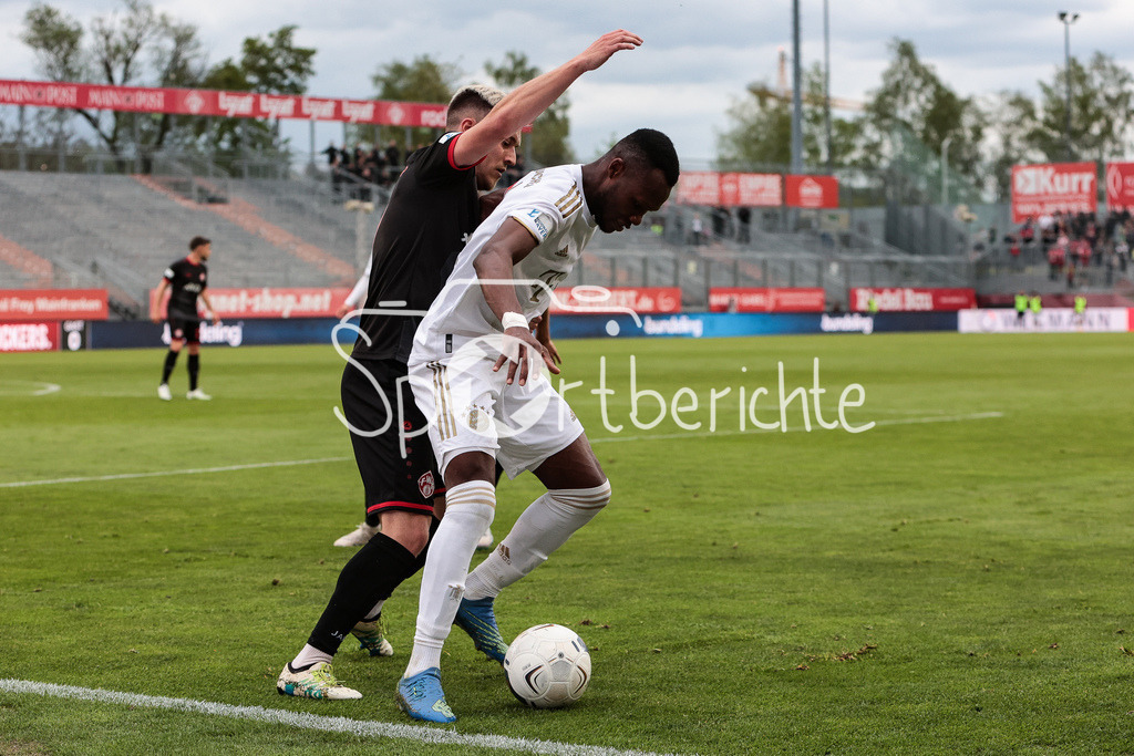 FC Würzburger Kickers - FC Bayern Amateure | Thomas HAAS (FWK #7) im Duell mit Desire SEGBE AZANKPO (FCB #34)