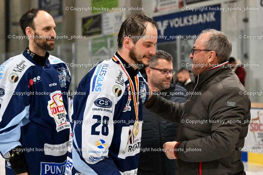 ESC SOCCERZONE STEINDORF vs. 1. EHC Althofen | #28 Bacher Stefan ESC Steindorf, Georg Kavalar Bürgermeister Steindorf, ESC SOCCERZONE STEINDORF vs. 1. EHC Althofen, Siegerehrung ESC SOCCERZONE STEINDORF & 1. EHC Althofen am 08.03.2025 in Steindorf (Ossiachersee Halle), Austria, (Photo by Bernd Stefan)