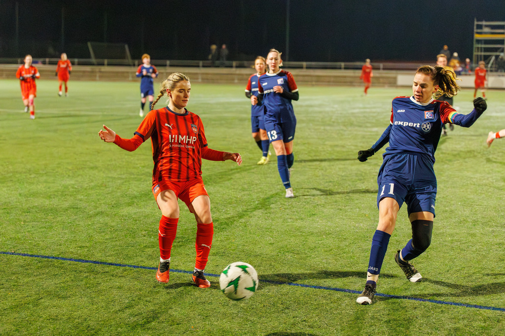FCHFCE_251121_3220 | 1.FC Heidenheim 1846 II vs. FC Ellwangen II, Fußball, Frauen, Bezirksliga, 2025/2026, 10. Spieltag, 22.11.2025 in Heidenheim, Kunstrasen b. Voith-Arena West, Flutlichtspiel(Foto: Michael Bulling) - Realisiert mit Pictrs.com