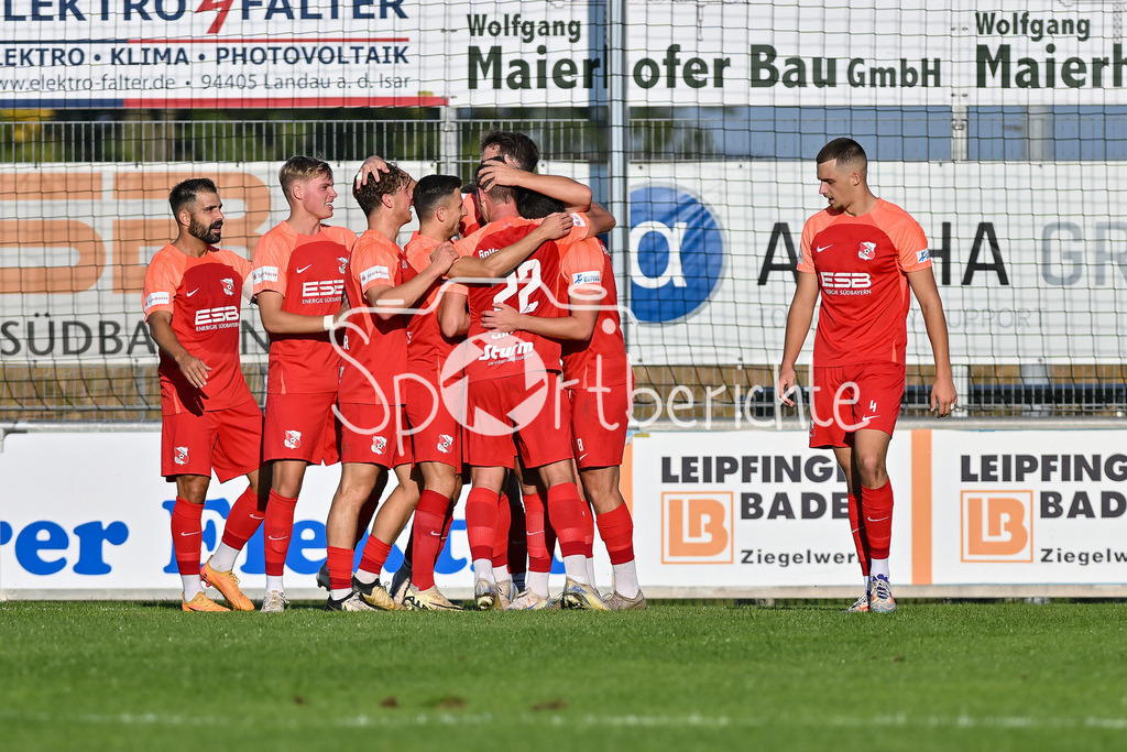 SpVgg Hankofen-Hailing - FC Bayern Amateure | Jubel nach dem Treffer zum 1-0 fuer die Hausherren durch Tobias LERMER (Spvgg #22) / Freude / Happy / Tor / Torschuezte