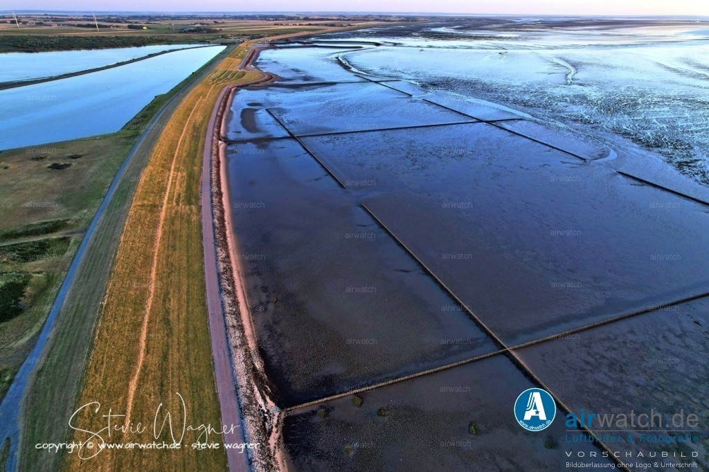 Nordsee, Nordfriesland, Beltringharderkoog, Luettmoorsee, Holmer Siel, Landgewinnung | Landgewinnung & Küstenschutz in Nordfriesland - Die Landgewinnung auf Nordstrand, einer Halbinsel in Schleswig-Holstein, hat eine wechselvolle Geschichte. Im Gegensatz zu anderen Küstenregionen hat Nordstrand im Laufe der Jahrhunderte kein Land durch Eindeichung gewonnen, sondern ein Großteil seiner Fläche hat sich im 12. Jahrhundert eingebüßt.