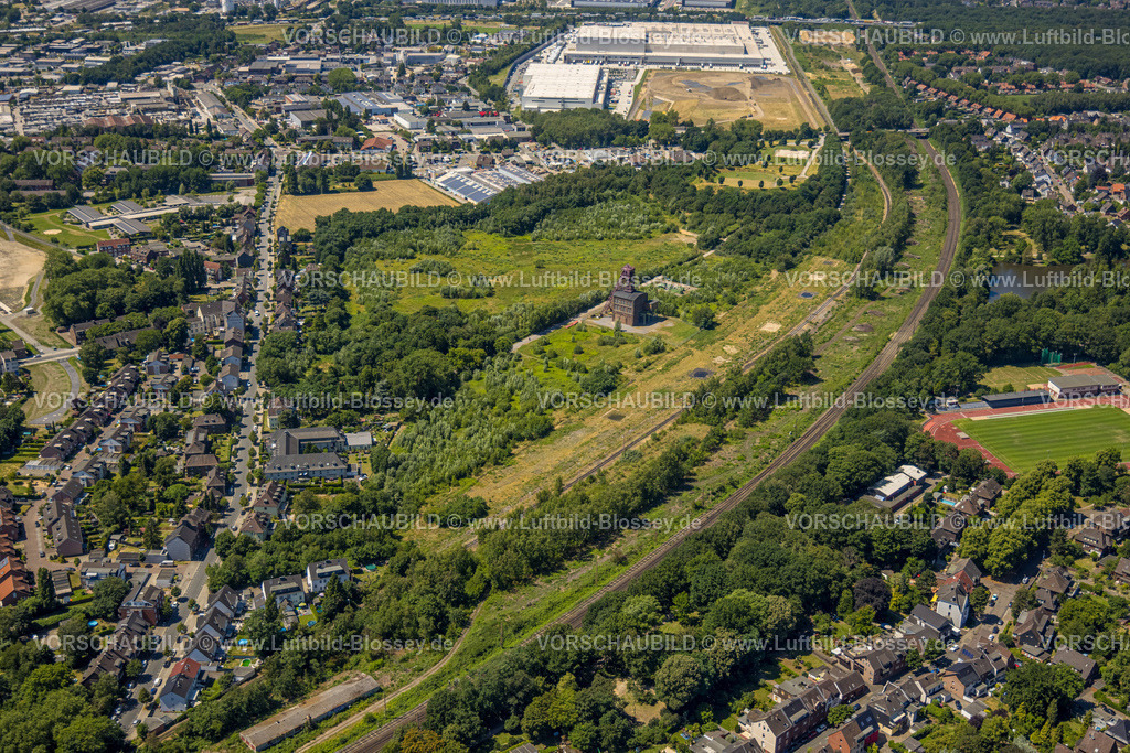 Oberhausen230705747 | Luftbild, Baustelle für Picnic E-Food-Lager am Edeka Zentrallager Logistikzentrum an der Autobahn A3, Waldteich, Gelände mit historischem Zechenfördergerüst Schacht 1 Zeche Sterkrade, Schwarze Heide, Oberhausen, Ruhrgebiet, Nordrhein-Westfalen, Deutschland