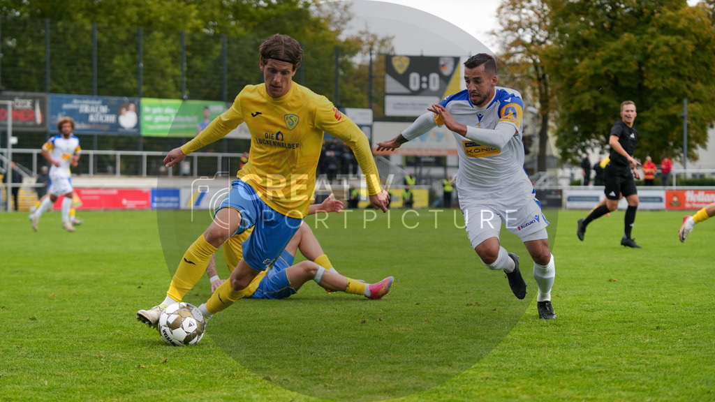 Fußball, Herren, Saison 2025/2026, Regionalliga Nordost, 11. Spieltag, FSV 63 Luckenwalde vs. FC Carl-Zeiss Jena, Samstag 05.10.2025, Werner-Seelenbinder-Stadion Luckenwalde, | Fußball, Herren, Saison 2025/2026, Regionalliga Nordost, 11. Spieltag, FSV 63 Luckenwalde vs. FC Carl-Zeiss Jena, Samstag 05.10.2025, Werner-Seelenbinder-Stadion Luckenwalde, Im Bild: Phillip König (l. Luckenwalde) und Justin Schau (r. Jena) - Realisiert mit Pictrs.com