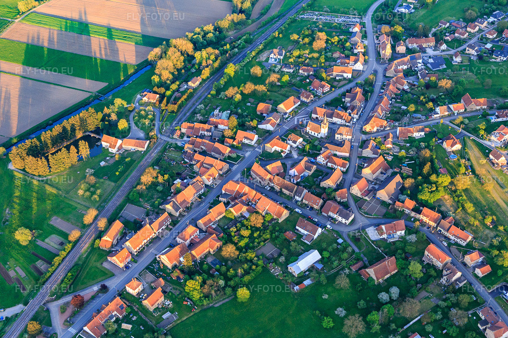 Vue aérienne: Deux églises au centre du village, en venant du nord-ouest. à Vœllerdingen dans le département Bas Rhin, France. Photo: IMG_145882.jpg prise le 30/04/2025 par Werner Riehm/FLY-FOTO.eu – Résolution de l'original: 5099 x 3400 px