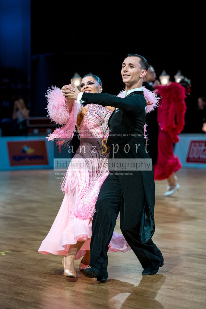 20251212_WDSF_World_Ch_Cup_RS-Std_1258-2 | Tanzsportbilder, Standardtanz, Lateintanz, WDSF, DTV, LTVB, dancecomp, goc, hessen tanzt, blaues band der spree, walzer, tango, wiener walzer, slowfox, quickstepp, samba, rumba, cha-cha-cha, paso doble. jive, hd-kroft photography, turniertanzsport