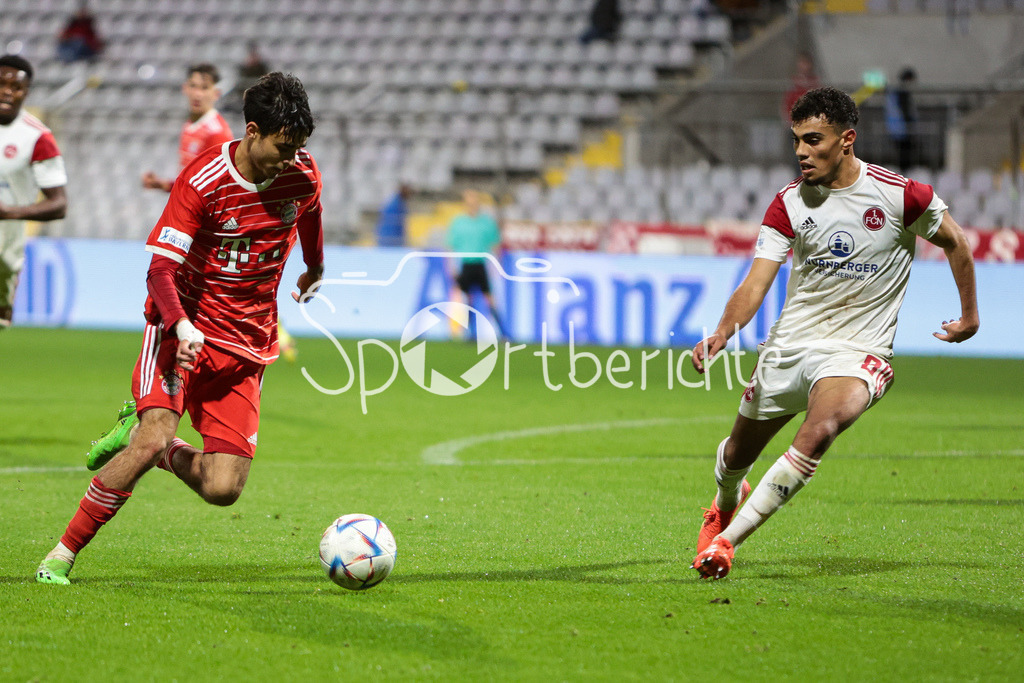 FC Bayern Amateure - 1. FC Nuernberg II | Lucas Copado Schrobenhauser (FCB #9) im Duell mit Ali Loune (FCN #8)