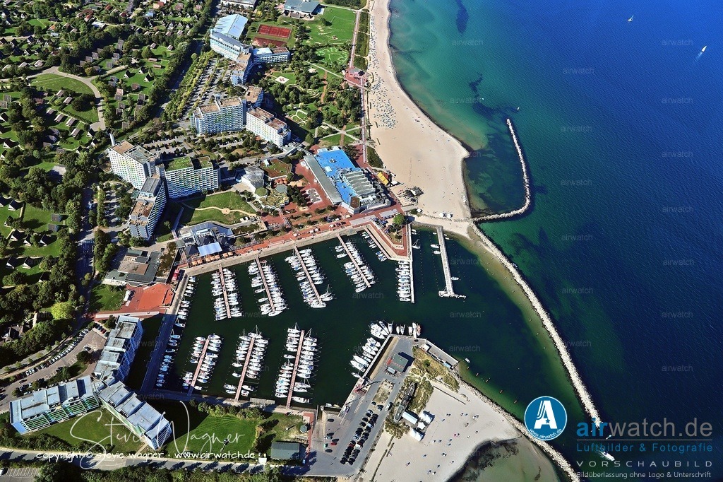 Luftbild Ostsee Resort Damp - Der Hafen ist gut in die touristische Infrastruktur eingebunden | Der Hafen ist gut in die touristische Infrastruktur eingebunden und ermöglicht einfachen Zugang zu weiteren Einrichtungen des Resorts wie Shops und gastronomischen Angeboten. Nutzer schätzen die moderne Ausstattung, die familiäre Atmosphäre und die vielfältigen Freizeitmöglichkeiten vor Ort.