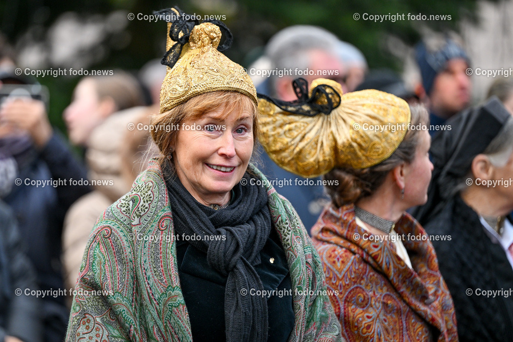 Neujahrschnalzen_ Aperschnalzen 2024_ 01.01.2024-14 | 01.01.2024, Promenade Linz, AUT, Landhaus im Bild Neujahrschnalzen 2024, Turmblaeser, Prangerschuetzen, Tradition, Brauchtum, Blasmusik, Peitschen, Trachtenverein Altstaedter Bauerngmoa, Promenade, Landhaus, Turm, Linz, Goldhauben