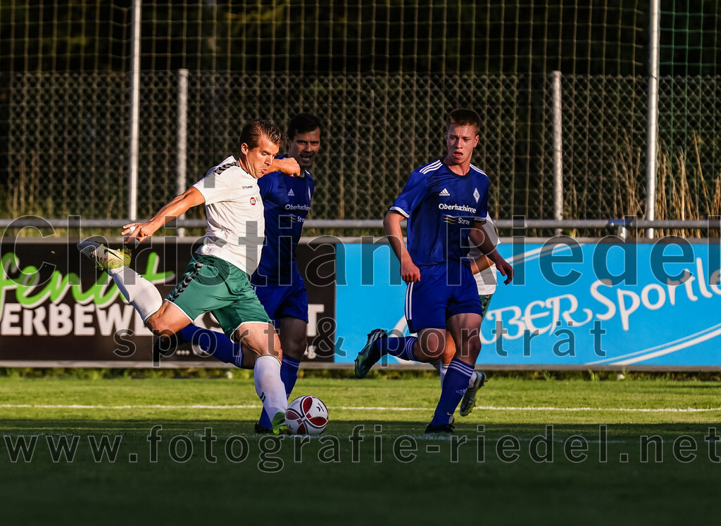 2023-08-01_022_FC_Schwaig_gegen_FC_Deisenhofen | Oberding, Deutschland, 01.08.2023:
Fußball, Toto-Pokal 2023 / 2024, 1. Spieltag, FC Schwaig gegen FC Deisenhofen, Endergebnis: 2:3

Benjamin Held (FC Schwaig, #17), Georg Jungkunz (FC Deisenhofen, #28)

Foto: Christian Riedel / fotografie-riedel.net