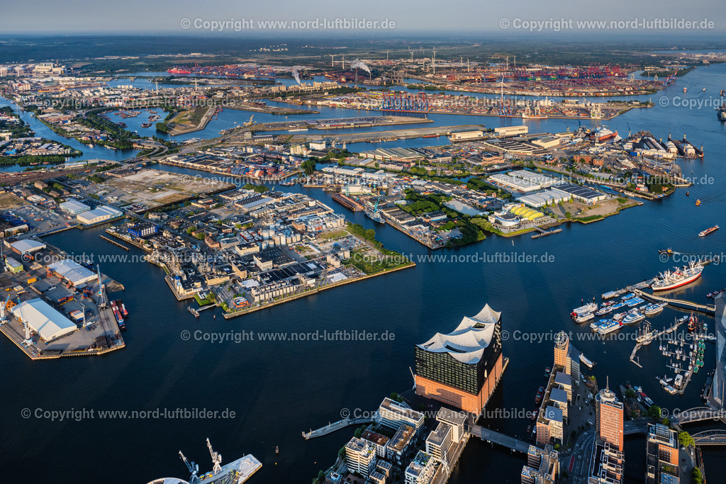Hamburg_Steinwerder_ELS_3168050623 | HAMBURG 14.04.2024 Elbphilharmonie am Ufer der Elbe in Hamburg. Das Konzerthaus- Gebäude im Stadtteil Hamburg-HafenCity befindet sich am Ufer der Elbe der Hansestadt. Weiterführende Informationen bei: HamburgMusik gGmbH - Elbphilharmonie und Laeiszhalle Betriebsgesellschaft,  ReGe Hamburg Projekt-Realisierungsgesellschaft mbH. // The Elbe Philharmonic Hall on the river bank of the Elbe in Hamburg. Further information at: HamburgMusik gGmbH - Elbphilharmonie und Laeiszhalle Betriebsgesellschaft,  ReGe Hamburg Projekt-Realisierungsgesellschaft mbH. Foto: Martin Elsen