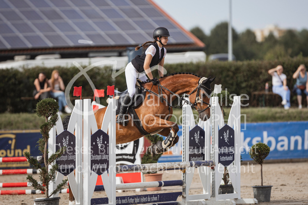 240629_LüPfSpTa_Stil-E-437 | Deine schönsten Turniermomente als professionelle Fotos! Entdecke hochwertige Pferdesport-Fotografie im Online-Shop. Jetzt Fotos finden & bestellen!