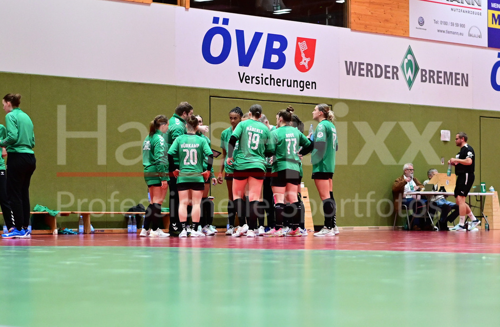 Handball, 2. Bundesliga Frauen, SV Werder Bremen - HSG Bad Wildungen Vipers | v.li.: Spielerinnen des SV Werder Bremen schwören sich mit einem Mannschaftskreis, Teamkreis, Ansprache, Motivation