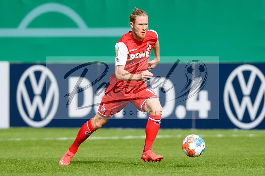 JENKOE20210808_214 | Fussball, Herren: Florian Kainz (1. FC Koeln) in Aktion, am Ball, Einzelaktion beim Spiel der 1. Runde im DFB-Pokal zwischen FC Carl Zeiss Jena und 1. FC Koeln im Ernst-Abbe-Sportfeld am 08.08.2021 in Jena, Deutschland.DFB / DFL REGULATIONS PROHIBIT ANY USE OF PHOTOGRAPHS AS IMAGE SEQUENCES AND/OR QUASI-VIDEO. - Realisiert mit Pictrs.com
