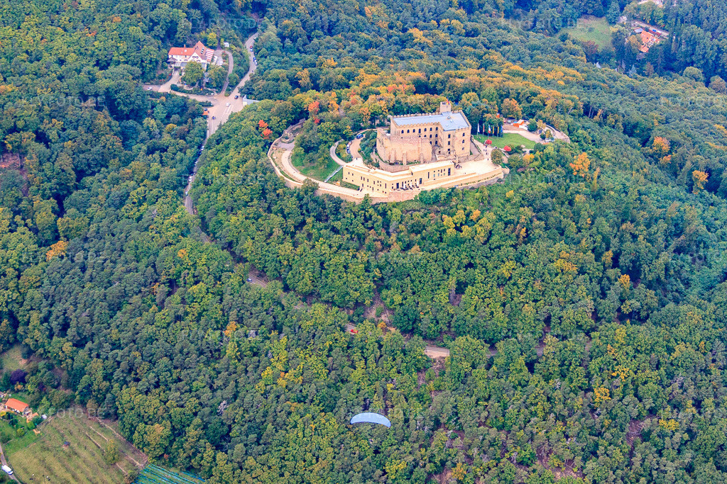 Luftbild: Hambacher Schloss von Süden im Ortsteil Diedesfeld in Neustadt im Bundesland Rheinland-Pfalz in Deutschland. Foto: IMG_60090.jpg vom 08.10.2013 durch Werner Riehm/FLY-FOTO.deAuflösung des Originals: 4752 x 3168 pxStiftung Hambacher SchlossStiftung Hambacher Schloss | Das Hambacher Schloss ist eine lebendige Stätte deutscher und europäischer Demokratiegeschichte