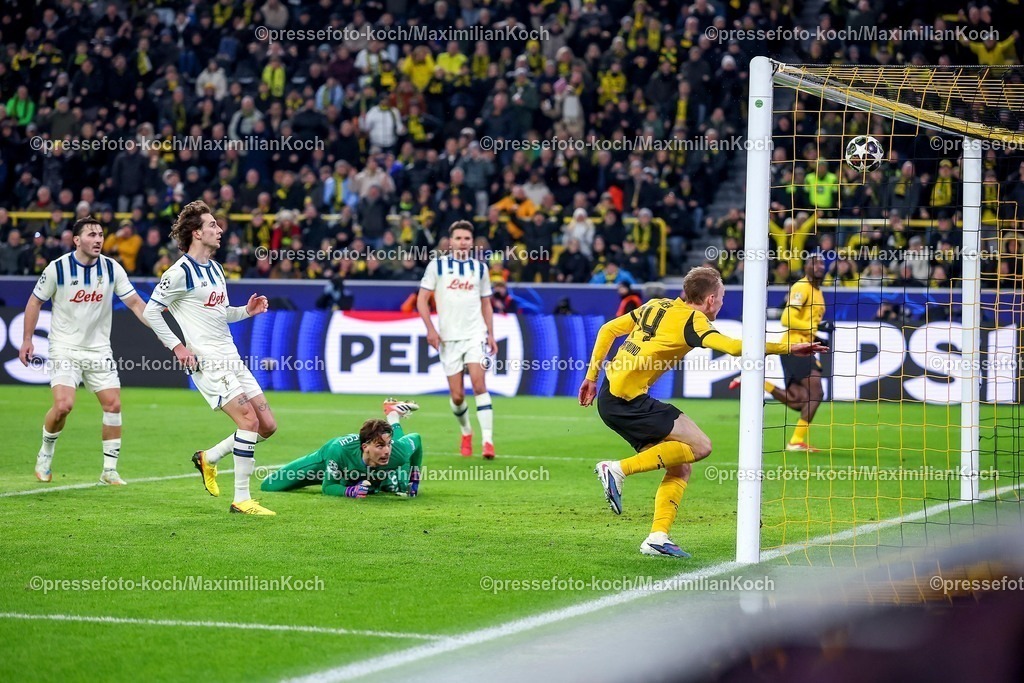 UCL17022601041 | 17.02.2026, Fußball, UEFA Champions League, Borussia Dortmund - Atalanta Bergamo, BVB Stadion, Play-Offs Hinspiel, Saison 2025 2026: Treffer Torschuss Tor zum 2:0 durch Torschütze Maximilian Beier&nbsp;(BVB #14)  nach Vorlage von Serhou Guirassy&nbsp;(BVB #09)   Regulations prohibit any use of photographs as image sequences and or quasi-video.