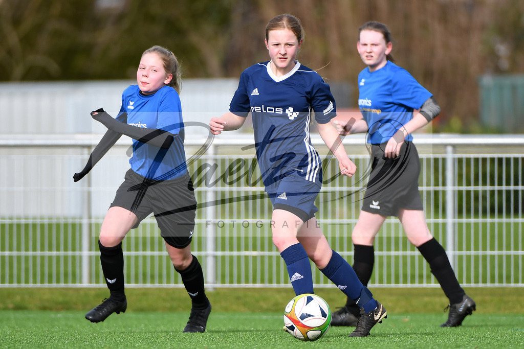 LENGRE20200229_0049 | Fussball, C-Juniorinnen:   bei dem Testspiel zwischen SC Preussen Lengerich und TSG 07 Burg Gretesch im Windmoeller &amp; Hoelscher Stadion am 29.02.2020 in Lengerich, Deutschland. - Realisiert mit Pictrs.com