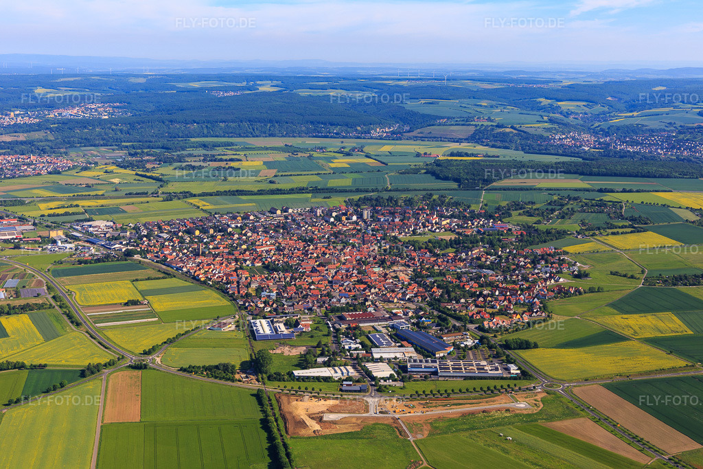 Luftbild: Ortsansicht von Süden in Gochsheim im Bundesland Bayern in Deutschland. Foto: IMG_100546.jpg vom 28.05.2017 durch Werner Riehm/FLY-FOTO.de