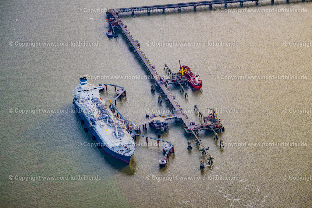 Wilhelmshaven_Höegh_Esperanza_LNG Speicher_und_Verdampfungsschiff_ELS_4476040223 | HOOKSIEL 04.02.2023 Wasserbrücke mit Leitungssystemen des LNG Erdgas und Flüssiggas- Terminal und Entladekai beim Entladen der " Höegh Esperanza " einem LNG-Speicher- und Verdampfungs-Schiff in Hooksiel im Bundesland Niedersachsen, Deutschland. Weiterführende Informationen bei: Höegh LNG AS,  Uniper Anlagenservice GmbH,  Uniper SE. // Water bridge with line systems of the LNG natural gas and liquid gas terminal and unloading dock when unloading the "Hoeegh Esperanza" an LNG storage and evaporation ship in Hooksiel in the state Lower Saxony, Germany. Further information at: Hoeegh LNG AS,  Uniper Anlagenservice GmbH,  Uniper SE. Foto: Martin Elsen