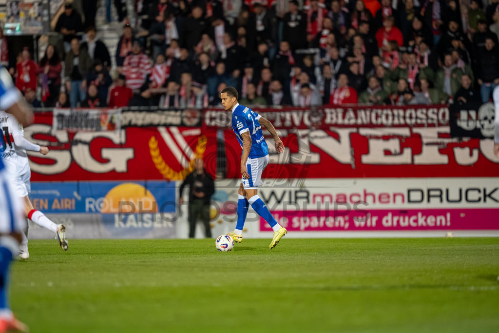 VfB Stuttgart II vs. FC Energie Cottbus, Fussball, 3.Liga, 27. Spieltag, Saison 2025/2026, 03.03.2026 | Nyamekye Awortwie-Grant (FC Energie Cottbus, #23),VfB Stuttgart II vs. FC Energie Cottbus, Fussball, 3.Liga, 27. Spieltag, Saison 2025/2026, 03.03.2026Foto: photosbyphips/Philip Ziegler