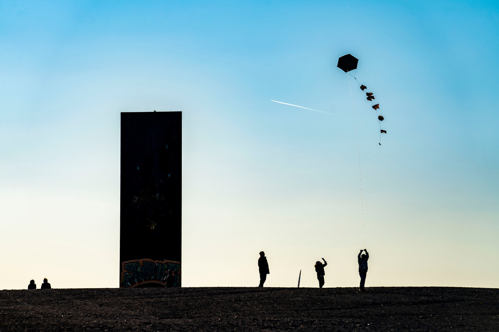 JT-220307 | Leute lassen einen Drachen steigen, Skulptur von Richard Serra, Bramme für das Ruhrgebiet auf der Halde Schurenbach, Essen, Deutschland,  - Realisiert mit Pictrs.com
