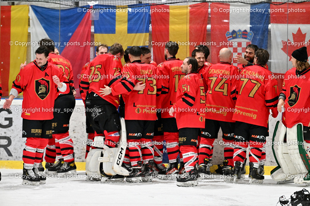 Lendhafen Seelöwen vs. Spartans Althofen | #22 Trampitsch Jürgen Spartans Althofen, #77 Schumnig Stefan Spartans Althofen, #89 Pirmann Markus Spartans Althofen, Jubel Spartans Althofen Mannschaft, #25 Mayrobnig Marco Spartans Althofen, #81 Jakobitsch Silvio Spartans Althofen, #91 Prasser Alexander Spartans Althofen, #70 Schumnig Martin Spartans Althofen, Lendhafen Seelöwen vs. Spartans Althofen, Lendhafen Seelöwen vs. Spartans Althofen am 14.02.2025 in Ferlach (HTC Eishalle Ferlach), Austria, (Photo by Bernd Stefan)