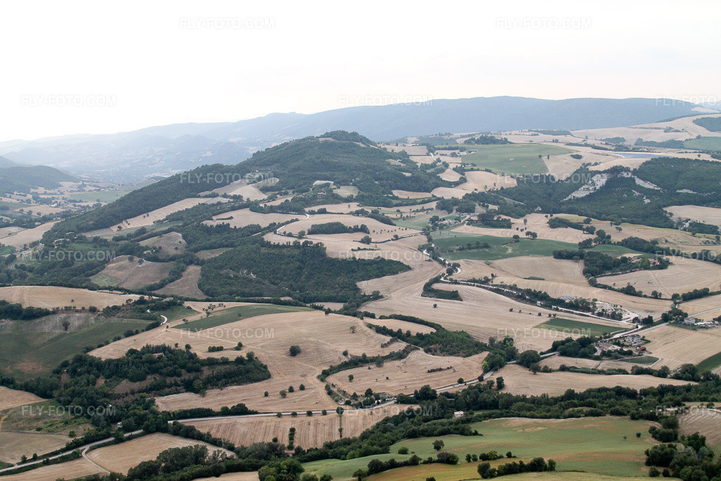Aerial view: View of the town in Cartoceto in the state The Marches, Italy. – Photo: IMG_43075.jpg taken on 07/16/2011 by Werner Riehm/FLY-FOTO.com – Resolution of the original: 4272 x 2848 px