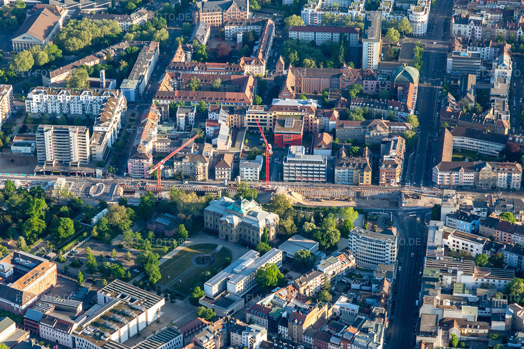 Luftbild: Gerichts- Gebäudekomplex des Bundesgerichtshof im Ortsteil Innenstadt-West in Karlsruhe im Bundesland Baden-Württemberg in Deutschland. Foto: IMG_120537.jpg vom 23.04.2020 durch Werner Riehm/FLY-FOTO.de